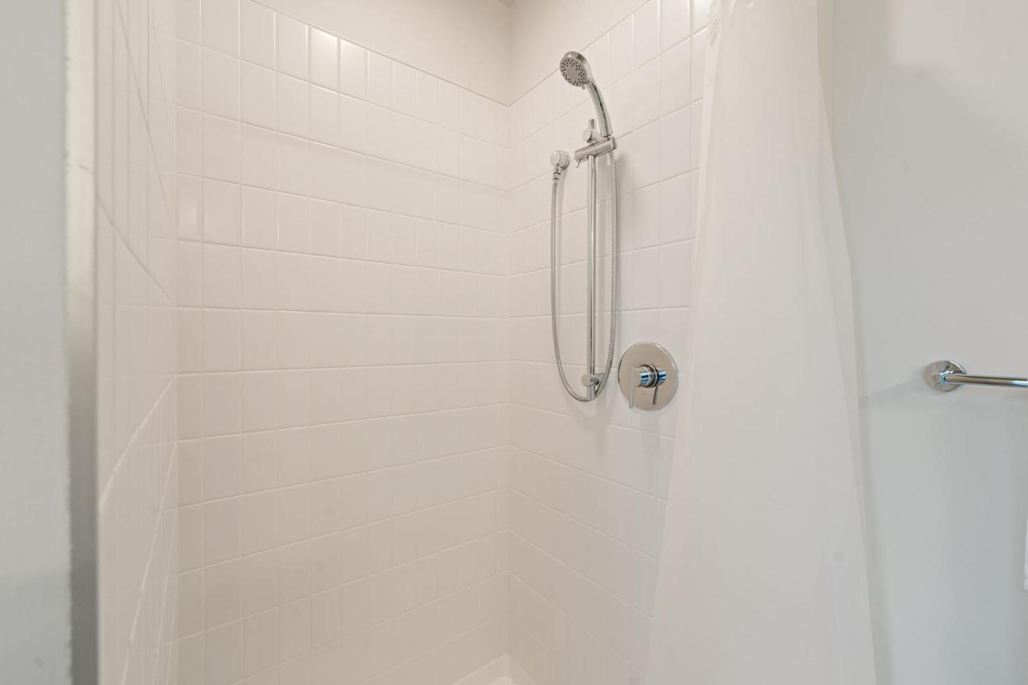 Luxury 3 Bed 3 Bath High Rise With Gym & Amenities Apartment