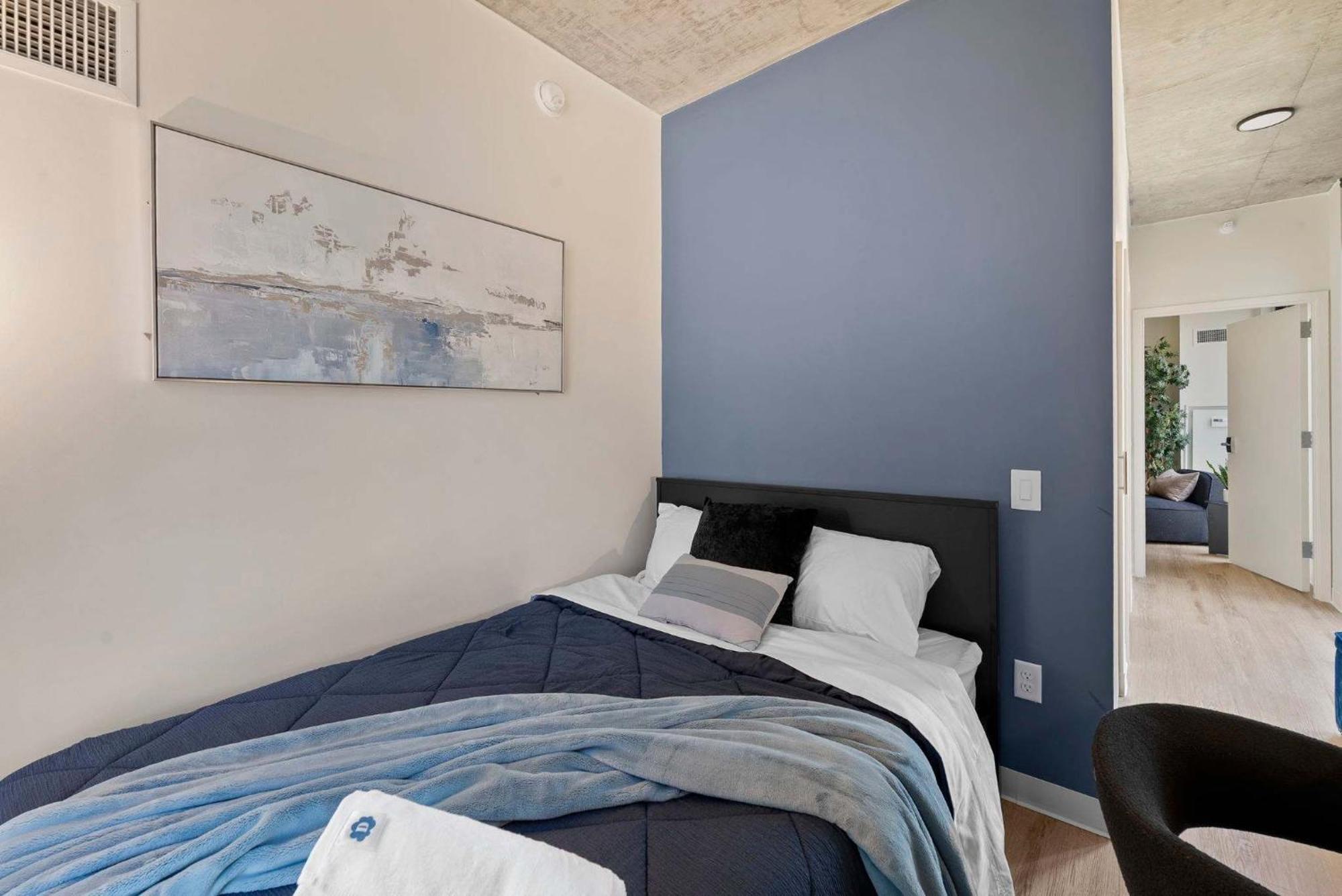 Apartment Luxury 3 Bed 3 Bath High Rise With Gym & Amenities *
